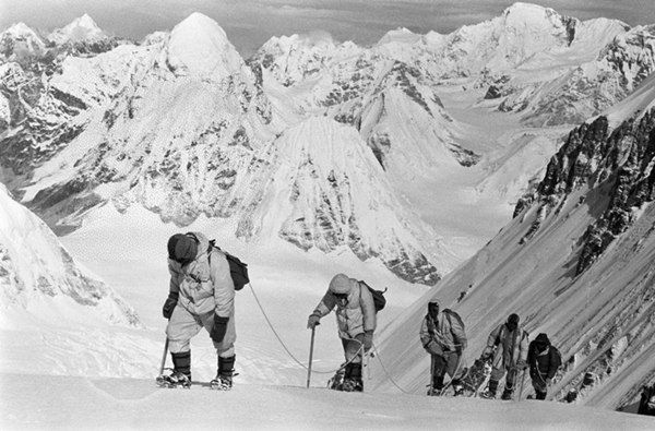 △1960年5月，中國(guó)登山隊(duì)隊(duì)員在海拔7150米的冰雪坡上行進(jìn)。