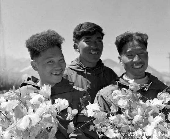 △1960年5月25日凌晨4點(diǎn)20分，中國(guó)登山隊(duì)隊(duì)員成功登上珠穆朗瑪峰。（右起）王富洲、貢布（藏族）和屈銀華。